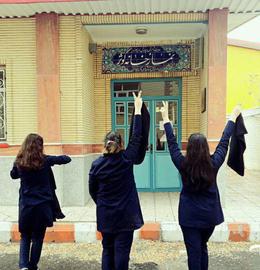 دانش‌آموزان دختر در ایران روز‌به‌روز از مفهوم «حجاب اسلامی» فاصله گرفته و حاضر نیستند چنین پوششی را انتخاب کنند