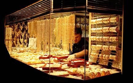 Gold and coin dealers in the Tehran market have stopped accepting transactions using bank cards, and will only accept cash or a guaranteed bank-issued check
