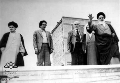 حسین خمینی در کنار پدربزرگش بر بام مدرسه علوی