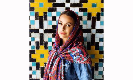 تصاویر متفاوت زنانی که دستی در مد و عکاسی دارند با لباس‌ها و روسری‌های رنگی و غیرمتعارف در میان آثار تاریخی ایران، بسیاری از کاربران شبکه‌های اجتماعی و فعالان رسانه‌ای را به واکنش انتقادی واداشت.