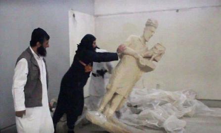 Islamic State destroys statues in Mosul’s museum 