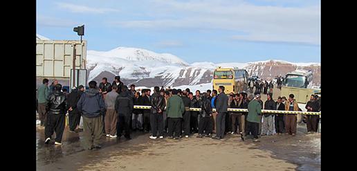 جمعی از کارگران معدن «طلای آق‌دره» دراستان آذربایجان غربی در اعتراض به تصمیم کارفرما در خصوص تعدیل ۳۵۰نفرازهمکارانشان در داخل محوطه این معدن تجمع کردند.