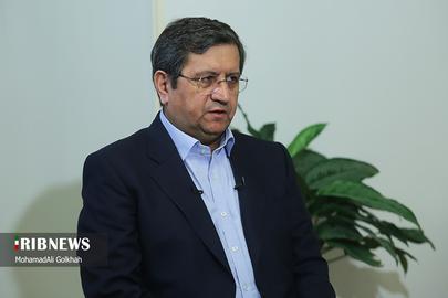 عبدالناصر همتی گفت اگر امروز درست انتخاب نکنیم، ۲۰ سال دیگر ارز ۴۲۰۰ تومانی توزیع می‌کنیم و قیر رایگان عرضه می‌کنیم  و از همسایگان عقب می‌مانیم.