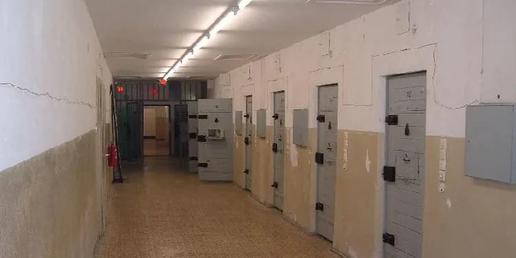 سلول‌های انفرادی حفاظت قوه قضاییه در زندان اوین در بندی موسوم به بند ۲۴۱ قرار دارد. درست در طبقه زیرین بند ۲۴۰ که انفرادی‌های تحت اختیار وزارت اطلاعات جمهوری اسلامی است