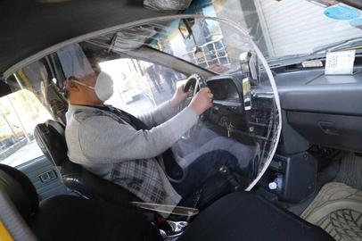 شیوع ویروس کرونا و رعایت فاصله‌گذاری اجتماعی زندگی محمدحسین و دیگر رانندگان تاکسی را تحت‌تاثیر قرار داده است.