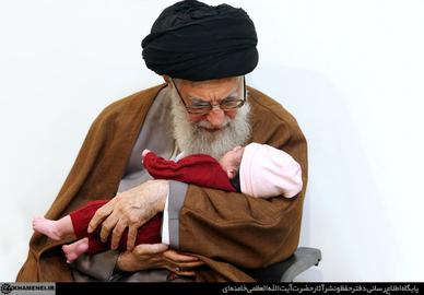 «علی خامنه‌ای» رهبر ایران، روز ۲۲تیر۱۳۹۹ در ارتباط تصویری با نمایندگان مجلس به آن‌ها دستور داد تا نسبت به مساله فرزندآوری و جلوگیری از حرکت کشور به سمت پیری جمعیت توجه ویژه نشان دهند.