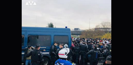 یکی از کارکنان سازمان امور پناهجویان فرانسه (France terre d'asile) به «ایران‌وایر» خبر داد که تعداد این پناهجویان دست‌کم ۲۵۰۰ نفر است و برای این انتقال ۷۰ اتوبوس در نظر گرفته شده است.