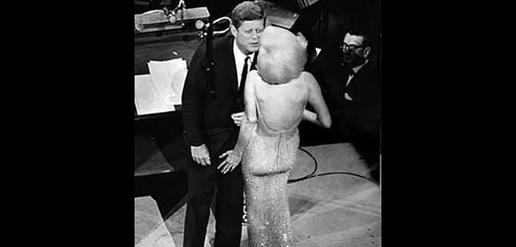مرلین مونرو در سالروز تولد جان اف کندی رئیس جمهور آمریکا بری او آهنگ تولد مبارک خواهند. شایعهء ارتباط مرلین مونرو در آن سال‌ها با جان اف کندی بسیار جدی بود.