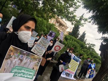 تجمع پرستاران گیلانی مقابل ساختمان وزارت بهداشت در تهران