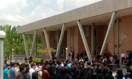 اعتراض ما دانشجویان خیلی مسالمت‌آمیز بود. فقط شعارهایی مثل: «دانشجو می‌میرد، ذلت نمی‌پذیرد» و «بیکاریم و بیکاریم، آینده‌ای نداریم» سر می‌دادیم.