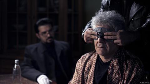داستان فیلم «دستنوشته‌ها نمی‌سوزند» از محمد رسول‌اف، با یک قتل به دست خسرو آغاز می‌شود.