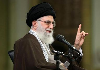 ساختار نظام سیاسی ایران به گونه‌ای است که قدرت متمرکز و همه باید در برابر رهبر پاسخگو باشند، فرقی نمی‌کند عضو دولت باشی، نماینده مجلس باشی، قاضی باشی یا نظامی.