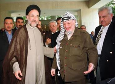 از راست صلاح زواوی، یاسر عرفات و محمد خاتمی