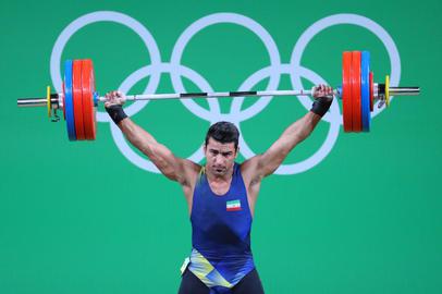 علی هاشمی آخرین ورزشکار ایرانی است که روی سکوها از دست دادن با یک خانم خودداری کرد.