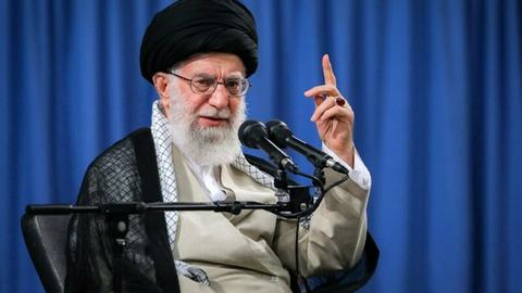 «علی خامنه‌ای» روز ۲۶ آبان در سخنرانی خود از خروج نخبگان از کشور انتقاد کرد.