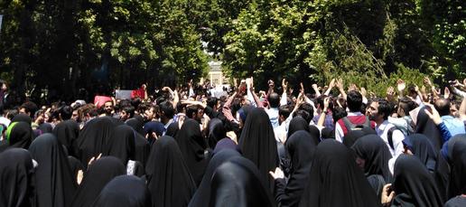 درگیری در دانشگاه تهران بر سر اعتراض به حجاب اجباری