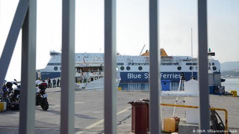 به روایت مسافران این کاروان در گفت‌وگو با «ایران‌وایر»، پلیس یونان مسافران را مورد ضرب و شتم قرار داده و سپس آن‌ها را در یک کشتی بزرگ جمع کرده بود.