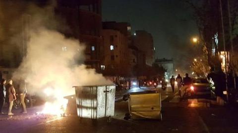 علیزاده طباطبایی: نهادهای امنیتی شهرهای کوچک برخورد تندتری با معترضان دارند