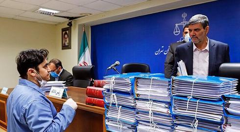روح‌الله زم متهم به ۱۷ مورد اتهامی ازجمله فساد فی‌الارض است. عکس‌های از روح‌الله زم در این جلسه دادگاهش با ماسک منتشر شده است.