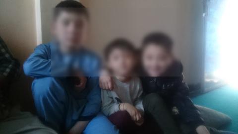 دو پسر پنچ و هفت ساله محمد با یک دایی‌شان