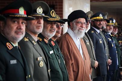 این احتمال هم هست که اظهارات و اقدامات روزها و هفته‌های اخیر سپاه پاسداران کاملا متوقف شود و رهبر جمهوری اسلامی نیز، همچون برهه‌هایی در گذشته، به سکوتی ترس‌خورده پناه ببرد.