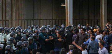 Anti-riot police attacked a peaceful protest by Hepco workers, injuring nearly 20 and arresting 40