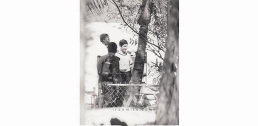 باهاما 1979 شاهزاده رضا پهلوی به همراه خانواده اش در تعطیلات بودند. مردان محافظان او هستند