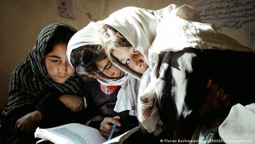 تحصیل دختران زیر سلطه طالبان؛ بدون خواهرم به مدرسه نمی‌روم