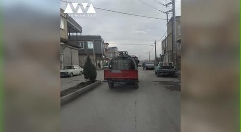 ساکنان نایسر چون از آب شرب شهری محروم هستند، مجبورند از آب‌فروشان دوره‌گرد آب بخرند