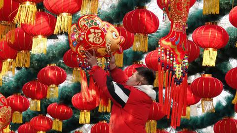 یک روز پیش از جشن سال نو چینی چین در اقدامی بی‌سابقه جشن سال نو را در بسیاری از مناطق کشور تعطیل کرد.