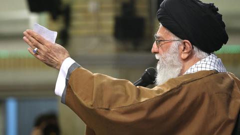 جمعی از فعالان مدنی، سیاسی و صنفی در داخل ایران با انتشار نامه‌ای درخواست خود برای تغییرقانون اساسی و استعفای رهبر جمهوری اسلامی را مطرح و رسانه‌ای نمودند.
