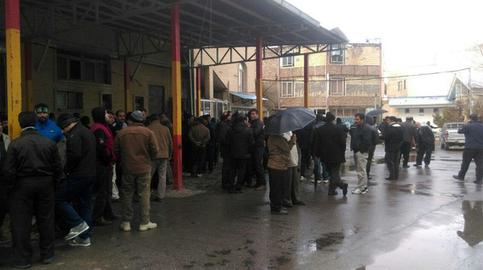 سومین روز تجمع کارگران شهرداری بروجرد