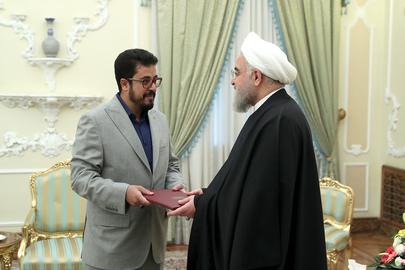 «محمد ابراهیم الدیلمی» سفیر حوثی های یمن استوارنامه خود را به رئیس جمهور اسلامی ایران می دهد