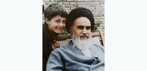 حسن خمینی در کودکی به همراه پدربزرگش