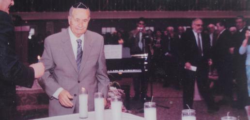 منانش عذراپور در مراسم یادبود هولوکاست در لس آنجلس
