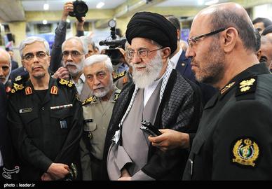 یكی از اصلی‌ترین عوامل سـوق یـافتن آیت‌الله خامنه‌ای بـه نظـامی‌گرایـی را باید ضـعف بنیـان مشروعیتی و فقدان ریشه‌های مردمی حکومت او در بطن جامعه ایـران دانست.