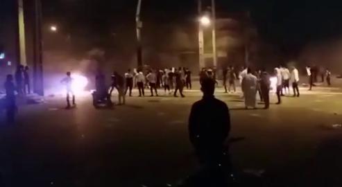 مردم در برخی از محله‌های اهواز به خیابان‌ها آمدند