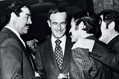 حافظ اسد کنار صدام حسین، دو رهبر حزب بعث در سوریه و عراق. حافظ اسد سال ۱۹۷۰ فدراسیون فوتبال بعث سوریه را طبق دستور شماره ۳۸ تاسیس کرد.