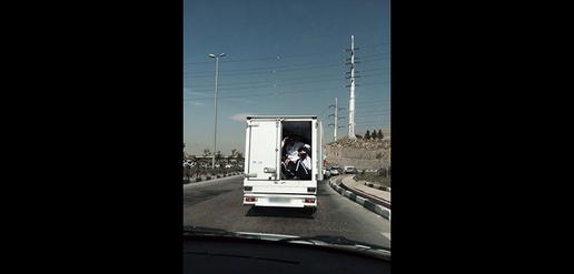 سربازان وظیفه در کانتینر حمل گوشت