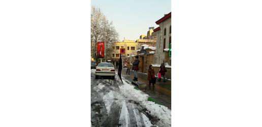 زنی که در خیابان ولیعصر تهران علیه حجاب اجباری روسری از سر برداشت
