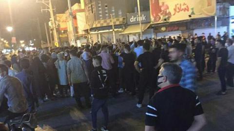 ساعت هشت شب روز پنجشنبه بیست و ششم تیرماه، مردم بهبهان مقابل ساختمان بانک ملی این شهر تجمع کرده و بر علیه گرانی و اعدام شعار دادند.