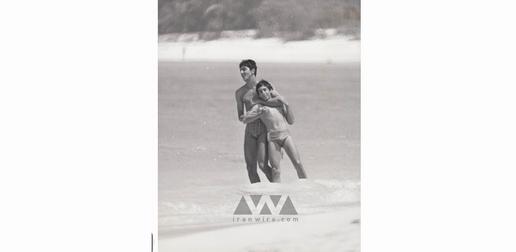 1979 شاهزاده رضا پهلوی و علیرضا پهلوی در ساحل جزیره پارادایز در باهاما
