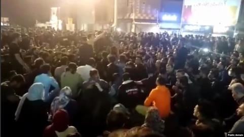 موضوع جالب توجهی که در جریان اعتراضات دیشب بهبهان به چشم می‌خورد، حضور قابل توجه زنان معترض بود.