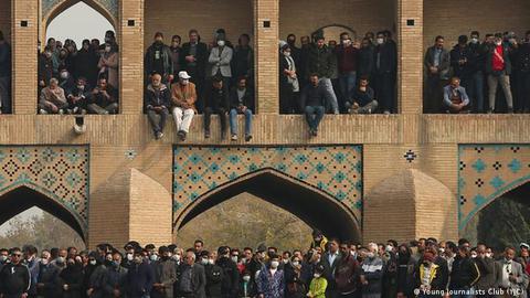 امروز، ۲۸ آبان ۱۴۰۰، هزاران نفر از مردم اصفهان در بستر خشک «زاینده‌رود» تجمع کردند.