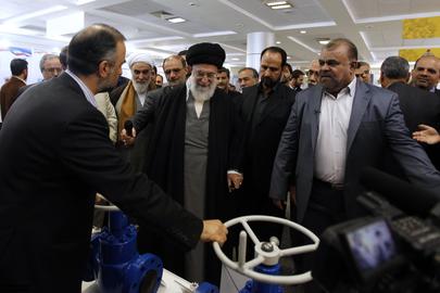 علی خامنه‌ای خیال می‌کند برگ برنده نفت در دست او است.