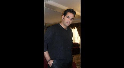 امیر گلستانی٬ ادمین صفحه‌ی «زندگی سگی» در فیس‌بوک٬ ۲۹ مرداد ماه ۱۳۹۲ توسط ماموران اطلاعات سپاه در محل کار خود در شهر بابلسر بازداشت شد