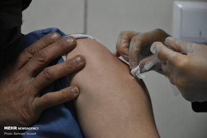 مقامات جمهوری اسلامی می‌گویند تزریق واکسن در ایران بر اساس «سند ملی واکسیناسیون کرونا» انجام می‌شود.