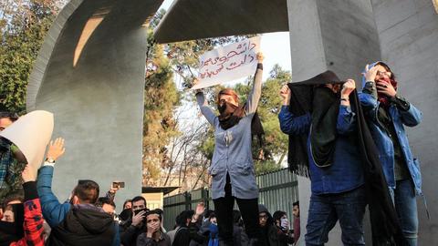 سپیده فرهان از دانشجویانی است که در جریان اعتراضات دی‌ماه سال ۱۳۹۶ بازداشت شد.