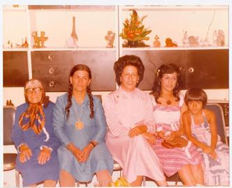 مژگان نوی (کودک سمت راست) و مادرش پروانه در کنار چهار نسل از زنان خانواده