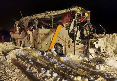 واژگونی اتوبوس تیم شهرداری نوشهر در پی سقوط بهمن؛ یک کشته و ۱۹زخمی